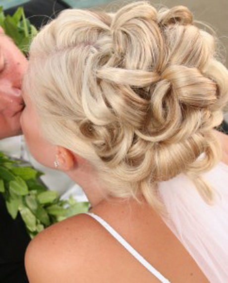 Coiffure mariée chignon romantique coiffure-marie-chignon-romantique-84-2 