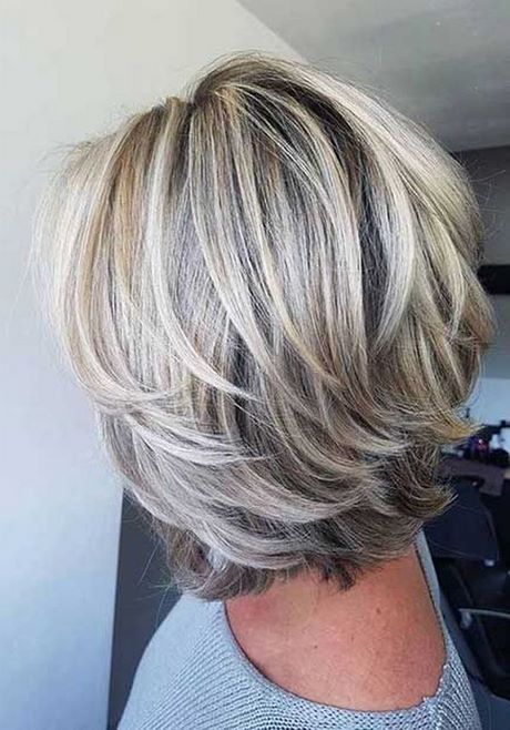 Coupe cheveux mi long gris femme 50 ans