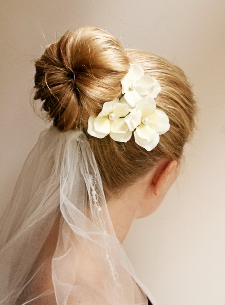 Coiffure mariage avec fleurs naturelles coiffure-mariage-avec-fleurs-naturelles-83 