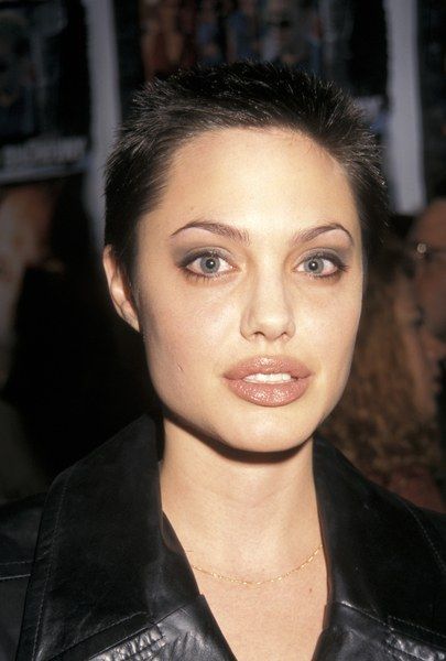 Angelina jolie cheveux courts angelina-jolie-cheveux-courts-27 
